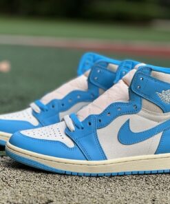 Air Jordan 1 Retro High OG 'University Blue' 555088-134