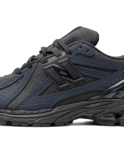 1906r "Outerspace/black/black" M1906RWE Sneakers